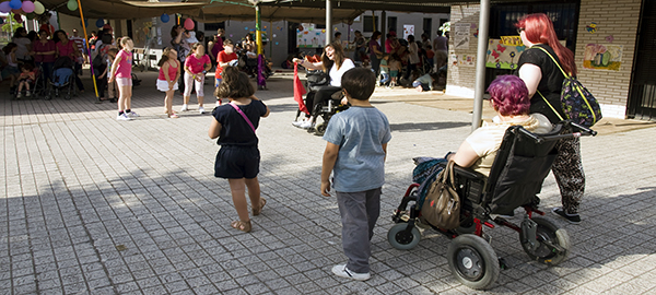 NiñOS y mayores disfrutan de las actividades organizadas por COCEMFE Cáceres