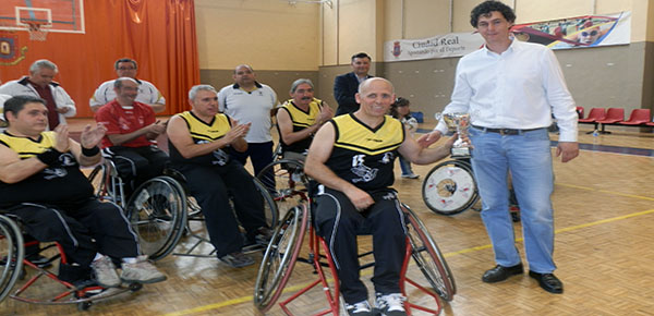 César Manrique, concejal de Deportes de Ciudad Real, entrega el trofeo de subcampeón