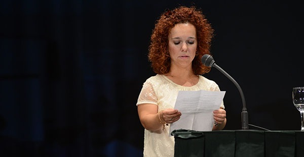 La representante de FEGRADI lee su discurso al recoger el premio