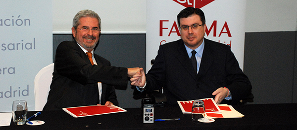 El presidente de FAMMA, Javier Font, derecha, y el presidente de AEHM, Antonio Gil durante la firma del convenio