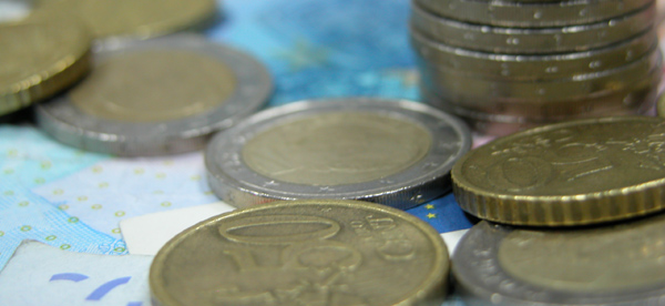 Imagen de recurso con monedas y billetes de euro
