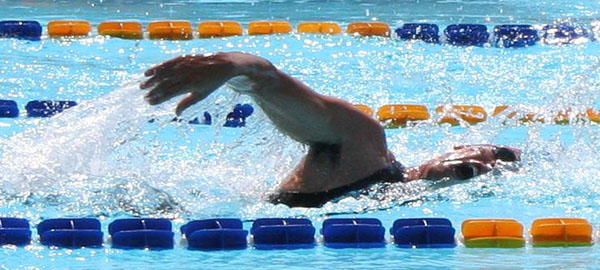 Nadadora durante una competición