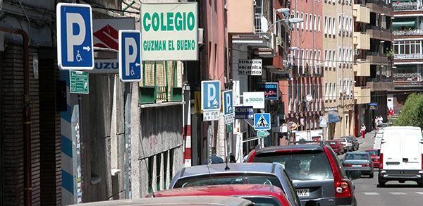 Plazas de aparcamiento reservado en una calle de Madrid