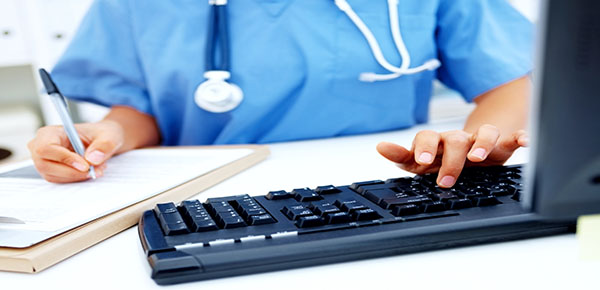 Medical - Nurse typing at her desk (imagen cedida por Depositphotos. Autor: Yuri Arcur)