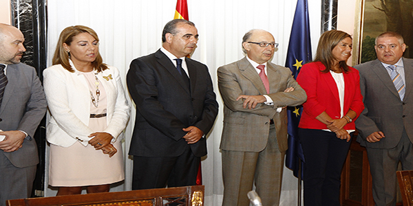 Mato y Montoro junto a los representantes de las ONG