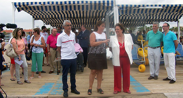 La alcaldesa de Valencia, Rita Barberá, durante la presentación de las novedades en las playas adaptadas de la ciudad
