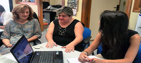 Carmen Gil, presidenta de AMUPHEB y de FAMDIF, con sus trabajadores y voluntarios