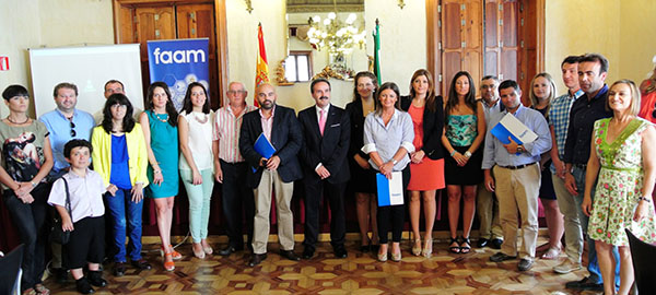El presidente de FAAM, Valentín Sola, junto a los alcaldes de los ayuntamientos participantes en la guía