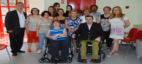 Fotografía de familia tras la visita de la directora general de Servicios Sociales de la Comunidad de Madrid.