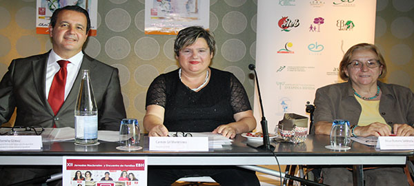 De izquierda a derecha, Ignacio Tremiño, director general de Políticas de Apoyo a la Discapacidad del Ministerio de Sanidad, Servicios Sociales e Igualdad; Carmen Gil, presidenta de FEBHI y Roser Romero, secretaria de Organización de COCEMFE