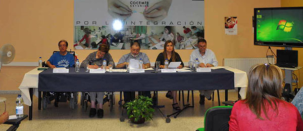 El presidente de COCEMFE Asturias, Mario García, y el Comité Ejecutivo durante la asamblea
