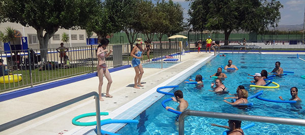 Las monitoras y usuarios durante una sesión de Aquagym