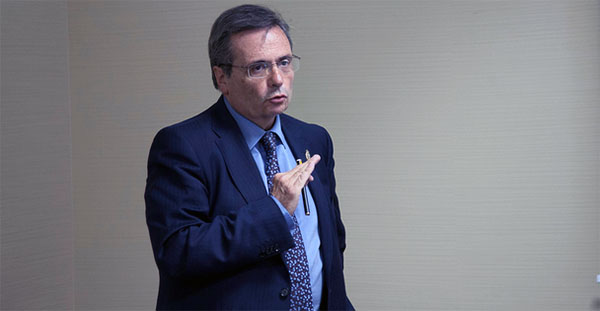 Matesanz durante su intervención en el Curso de Verano de la Universidad Complutense