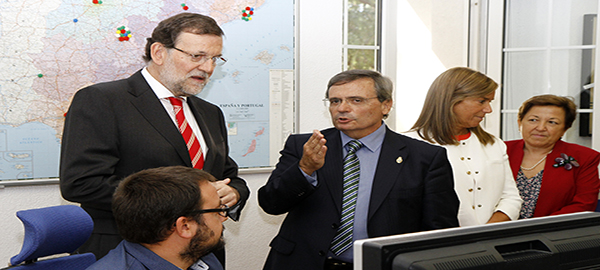 Rafael Matesanz, director de la ONT, muestra a Mariano Rajoy el trabajo en la organización