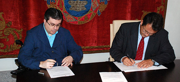 A la izquierda, Javier Font, presidente de FAMMA COCEMFE Madrid y , Jesús Gómez, alcalde de Leganés