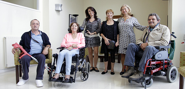 Adriana Guevara, presidenta de ADELA, y enfermos de ELA