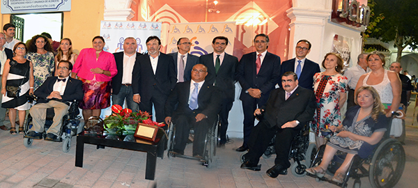 Foto de familia de los Premios COCEMFE 2014