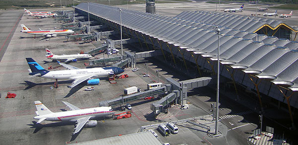 Aviones de diferentes aerolíneas en el aeropuerto de Madrid