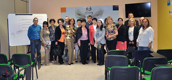 Las delegaciones rumanas durante su visita a COCEMFE Asturias