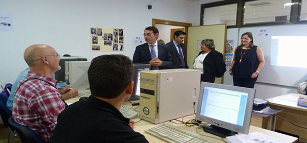 El consejero charla con varios usuarios del SIL de FAMDIF COCEMFE Murcia