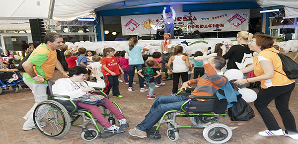Dos participantes en las Jornadas bailan animadamente