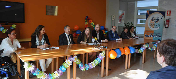 Mónica Oviedo, vicepresidenta de COCEMFE Asturias con los patrocinadores