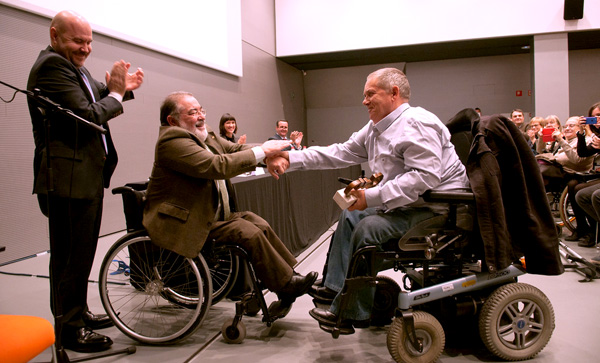 El presidente de COCEMFE, Mario García, felicita a José María Ballesteros (Foto de Jaume Aragay)