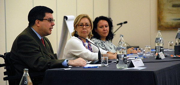 Javier Font, vicepresidente de COCEMFE, en primer término, durante su intervención