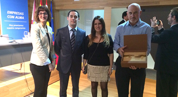 Miembros de Transportes Ocón, con el Premio recibido