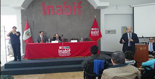 Fernando Bolaños del CONADIS Perú dirigiendo unas palabras a la audiencia para arrancar la Jornada