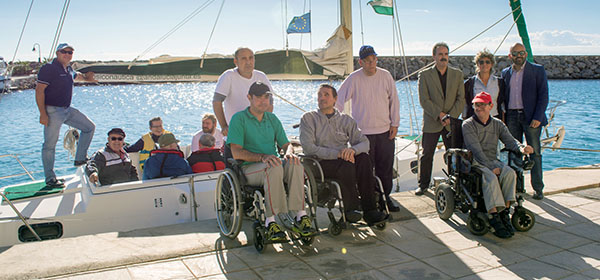 Valentín Sola,presidente de FAAM, primero por la derecha, visitó a los participantes en la actividad