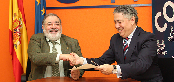 Mario García, presidente de COCEMFE, a la izquierda, y el Secretario de Estado de la Seguridad Social, Tomás Burgos firman la cesión