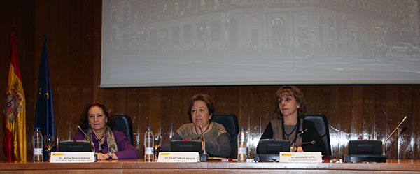 Pilar Farjas, en el medio, durante un encuentro