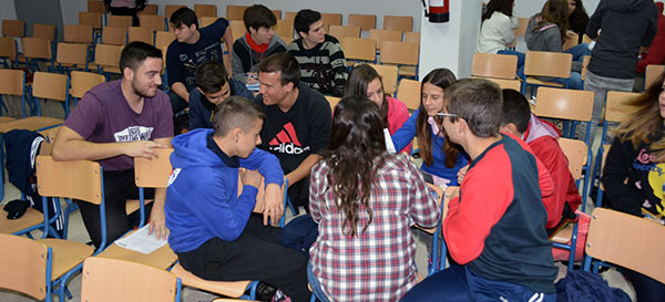 Los alumnos trabajaron en grupos para redactar sus propias notas de prensa