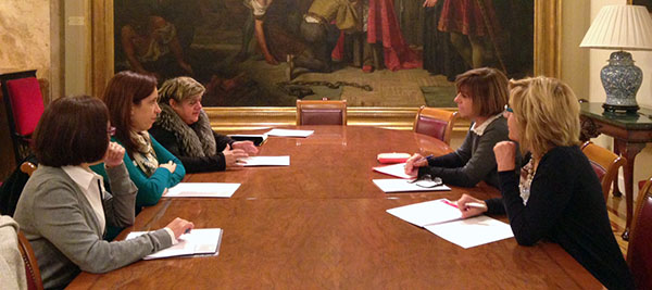 Representantes de FEBHI durante su reunión con Mª del Carmen de Aragón, presidenta de la Comisión de Sanidad y Servicios Sociales del Senado
