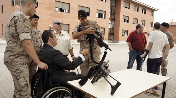 Foto de archivo de una visita de representantes del CERMI y ACIME a instalaciones de la Brigada Paracaidista, BRIPAC, en Madrid en 2012