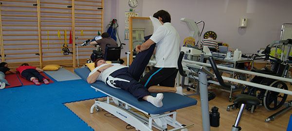 Un fisioterapeuta durante una sesión con un usuario del proyecto