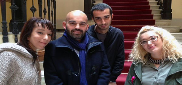 Voluntarios junto al presidente de FAAM, Valentín Sola (en el centro)