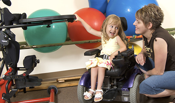 Profesora con una alumna. Imagen de EasyStand con Licencia CC (BY-NC-ND 2.0)