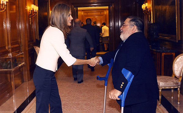 Foto de archivo: La Reina doña Sofía saluda al presidente de COCEMFE, Mario García