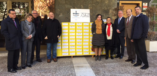 Representantes del CERMI junto a las 737.622 firmas entregadas en la Oficina del Censo Electoral