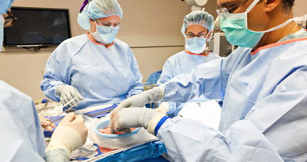 Foto de un trasplante de riñón con Licencia CC (BY-NC-SA 2.0). Autor: North Dakota National Guard