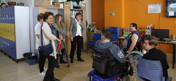 la-consejera-servicios-derechos-sociales-pilar-varela-visita-cocemfe-asturias