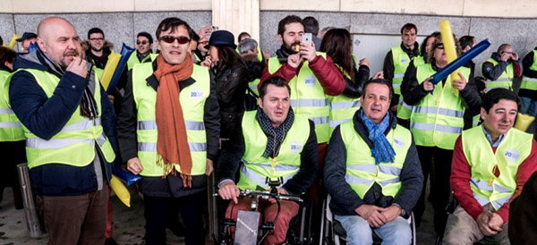 COCEMFE participa en la protesta en Barajas contra la discriminación de Ryanair