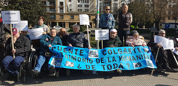 Concentración para exigir accesibilidad universal en el Puente Bizkaia