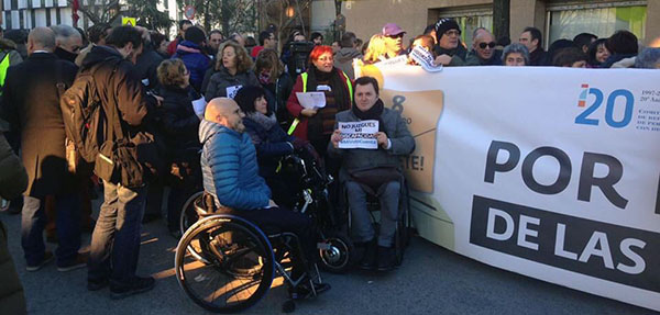 COCEMFE apoya la concentración para exigir el derecho al voto de todas las personas con discapacidad