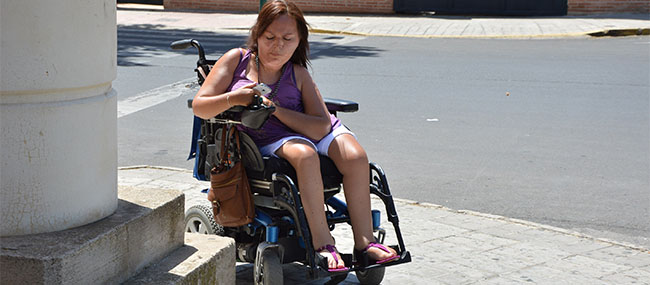 Persona con movilidad reducida utilizando la aplicación