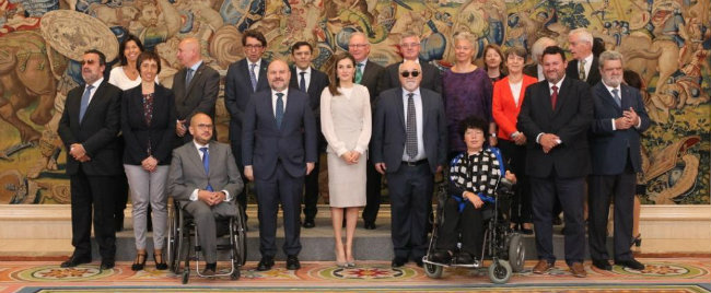 Foto de Familia del EDF y CERMI junto a la reina