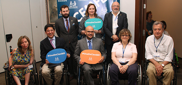 Comisión Ejecutiva de COCEMFE y Borja Fanjul con carteles #UnaDeCienMil