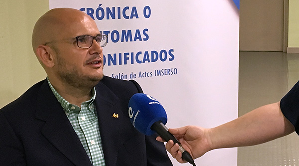 Pie de foto: Anxo Queiruga es entrevistado por el Canal Enfermero durante la jornada